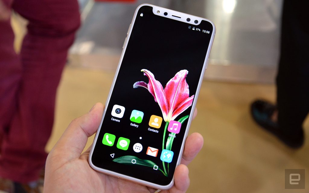 Un smartphone iPhone X fals are o crestatura falsa, evident