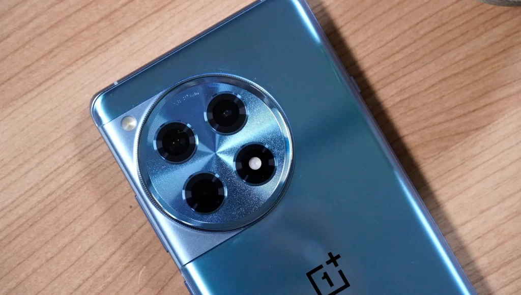 Review OnePlus 12R smartphone cu ecran fantastic și autonomie îndelungată