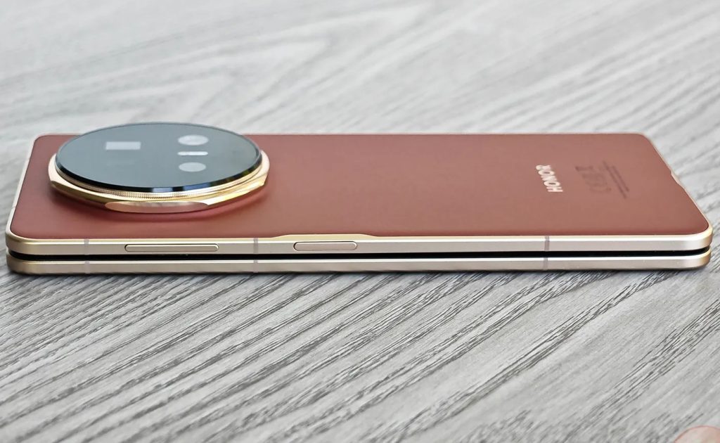 Smartphone-ul pliabil cu autonomie de 9 ore peste Galaxy Z Fold 7 și cu grosime de 8,8mm pliat Smartphone-ul pliabil cu autonomie de 9 ore peste Galaxy Fold 7 și cu grosime de 8,8mm pliat